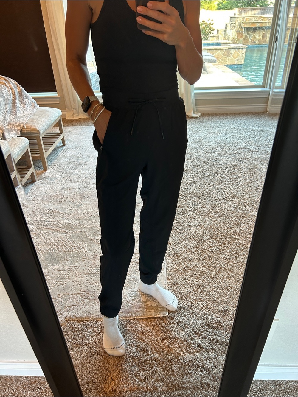 Lululemon women’s black joggers size 6